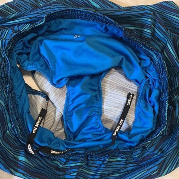 NIKE, running shorts, built in liner, draw cord and vent side, great condition - Picture 3 of 10